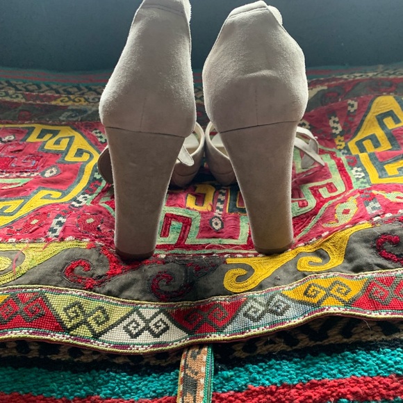 NWOT - Seychelle’s beige suede small platform ankle tie hi heels - Picture 4 of 7